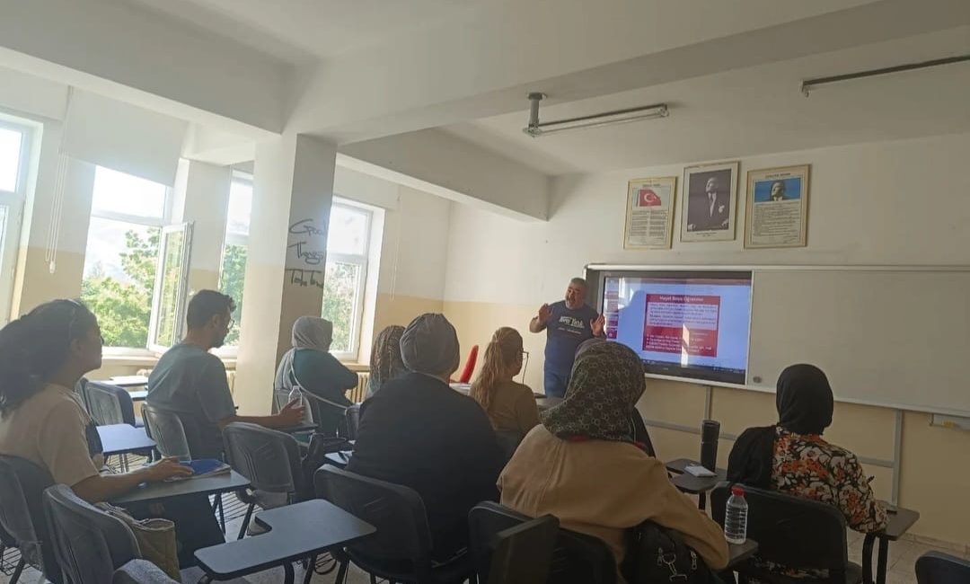 Aksaray Halk Eğitim Merkezi tarafından başlatılan oryantasyon eğitimleri, farklı yaş