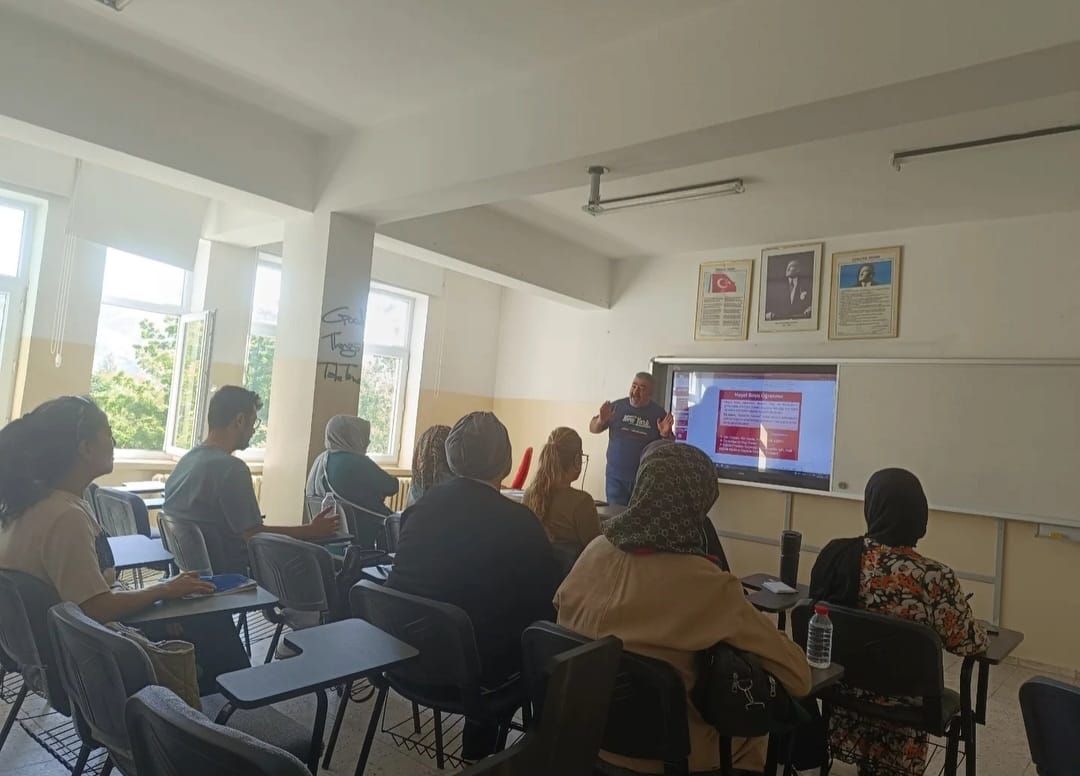 Aksaray Halk Eğitim Merkezi tarafından başlatılan oryantasyon eğitimleri, farklı yaş