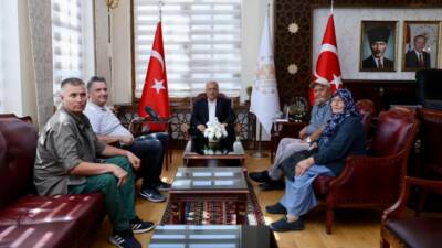 Aksaray Valisi Mehmet Ali Kumbuzoğlu, şehit Serdar Koçak’ın ailesini makamında