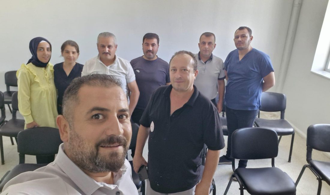 Öz Sağlık-İş Sendikası Aksaray İl Başkanı Nizamettin Karabaş, beraberindeki sendika