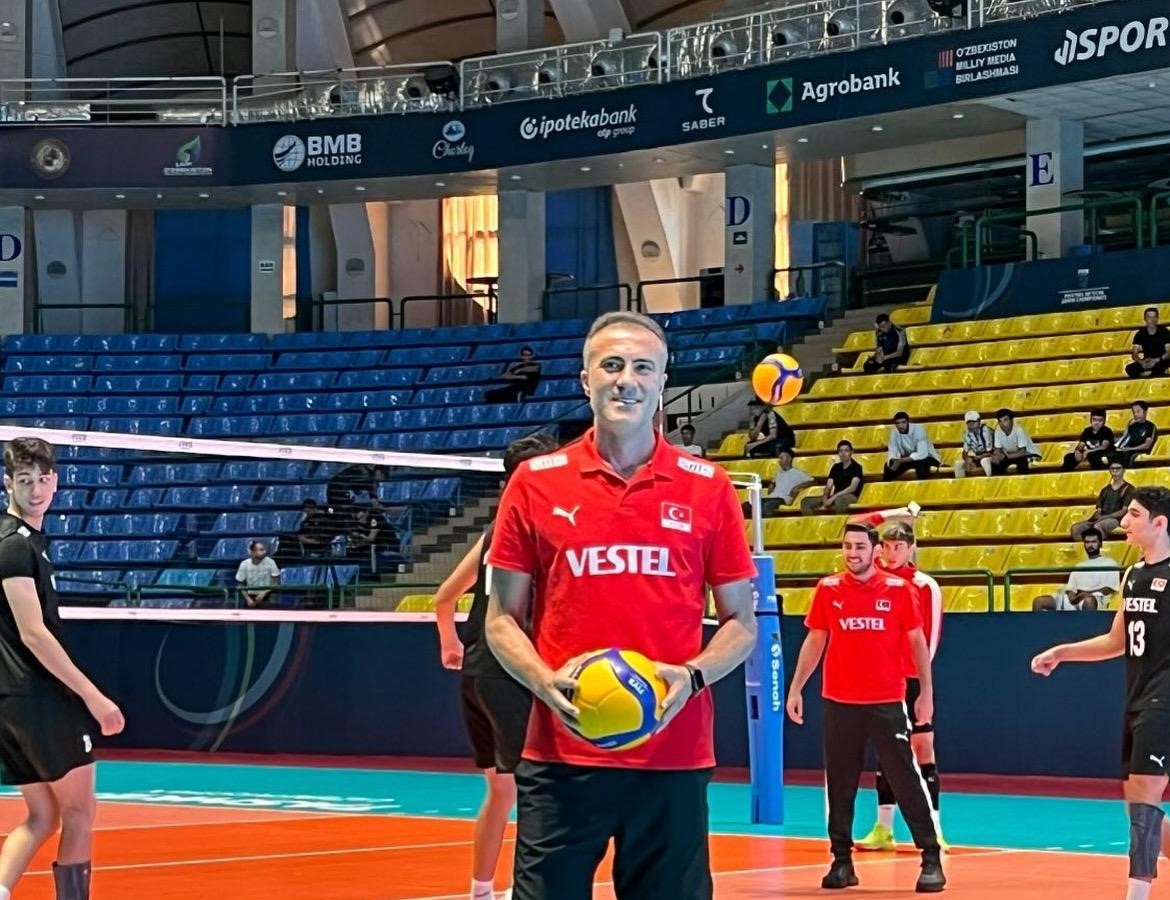 U19 Erkek Voleybol Milli Takımı Antrenörü olarak Balkan ve Dünya
