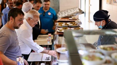 Vali Kumbuzoğlu, Aksaray OSB fabrikalarını ziyaret edip işçilerle aynı sofrayı