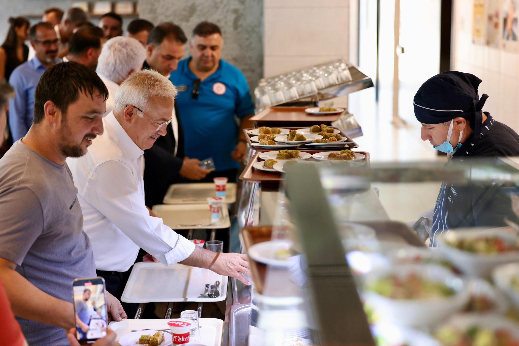 Vali Kumbuzoğlu, Aksaray OSB fabrikalarını ziyaret edip işçilerle aynı sofrayı
