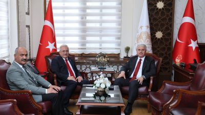 Aksaray Valisi Mehmet Ali Kumbuzoğlu’nu Konya Valisi İbrahim Akın, makamında