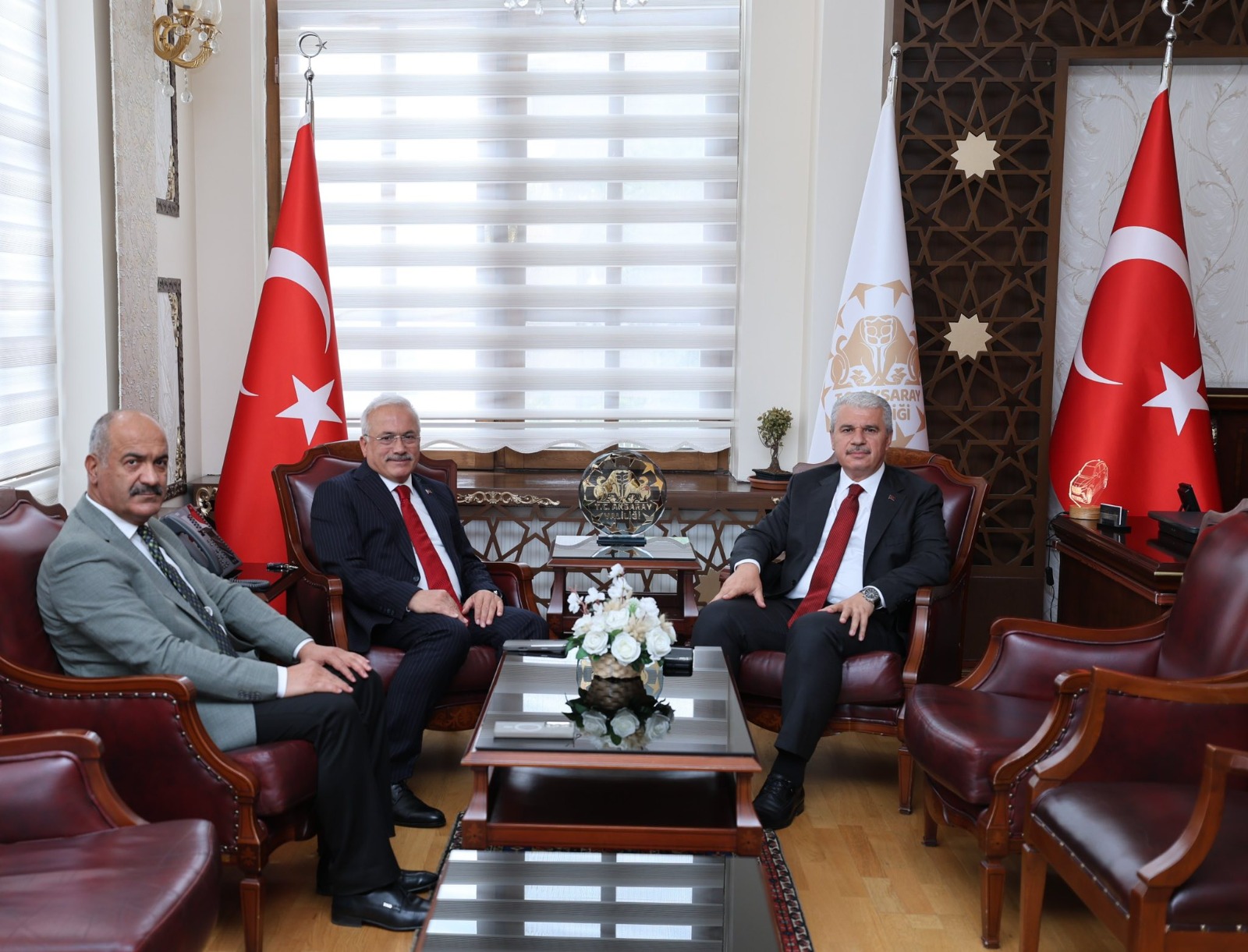 Aksaray Valisi Mehmet Ali Kumbuzoğlu’nu Konya Valisi İbrahim Akın, makamında