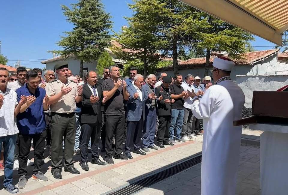 Şehit Abdullah Yüksel’in babası Veli Yüksel, İncesu Köyü’nde kılınan cenaze