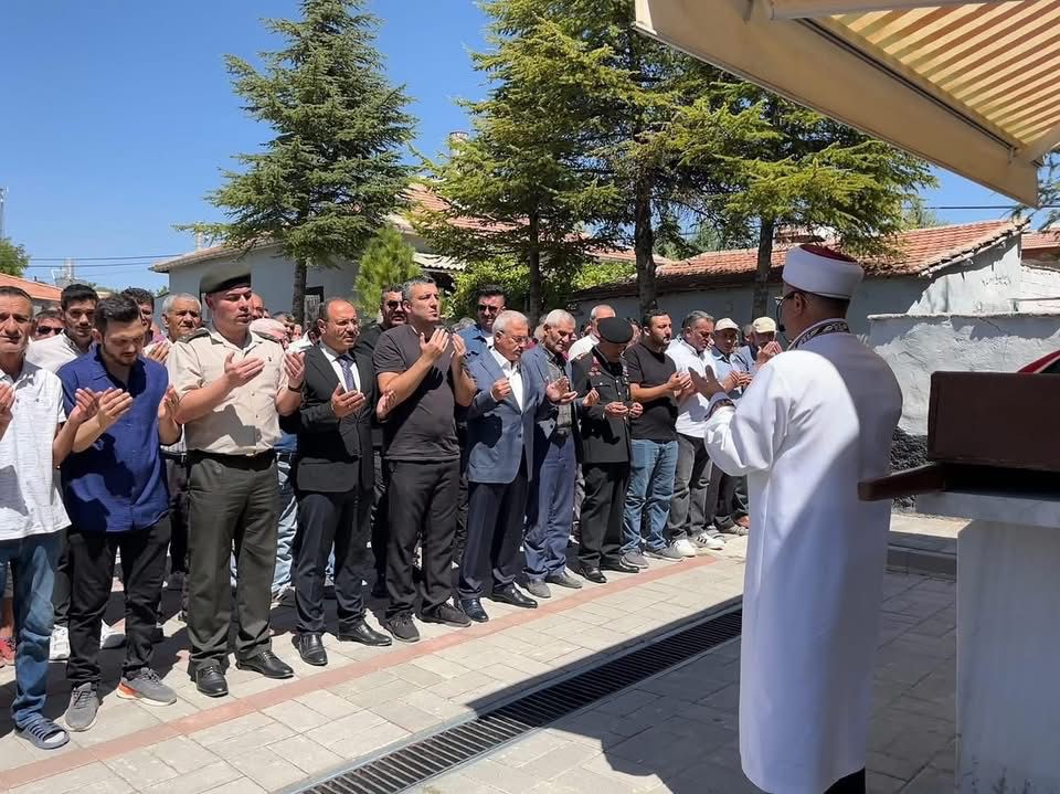 Şehit Abdullah Yüksel’in babası Veli Yüksel, İncesu Köyü’nde kılınan cenaze