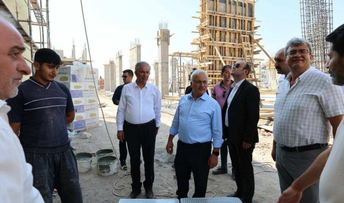 Vali Mehmet Ali Kumbuzoğlu, yapımı süren okulları gezerek projeler hakkında