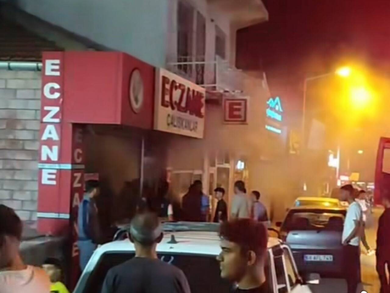 Ortaköy’de belediye binası karşısındaki eczanede çıkan yangın kısa sürede söndürüldü.