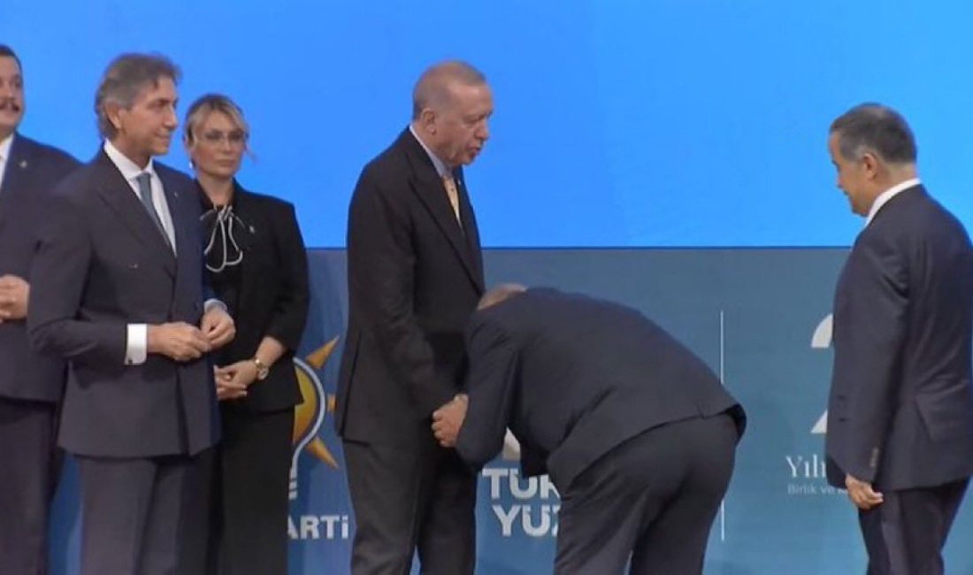 Yeşiltepe Belediye Başkanı İsmail Akpınar’dan el öpme eleştirisine cevap! Cumhurbaşkanı Erdoğan'ın elini öpmek istemesiyle eleştirilen Yeşiltepe Belediye Başkanı İsmail