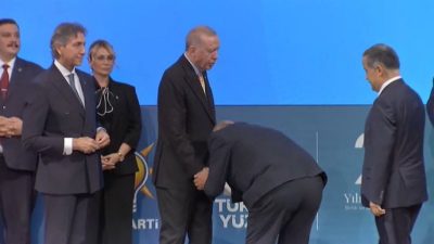 Cumhurbaşkanı Erdoğan'ın elini öpmek istemesiyle eleştirilen Yeşiltepe Belediye Başkanı İsmail