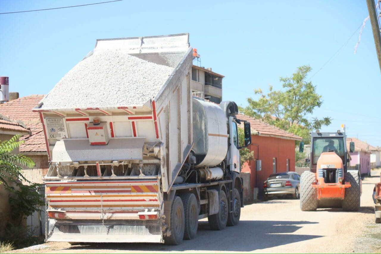 Aksaray Belediyesi, şehir genelinde sürdürdüğü yol yapım ve bakım çalışmalarına