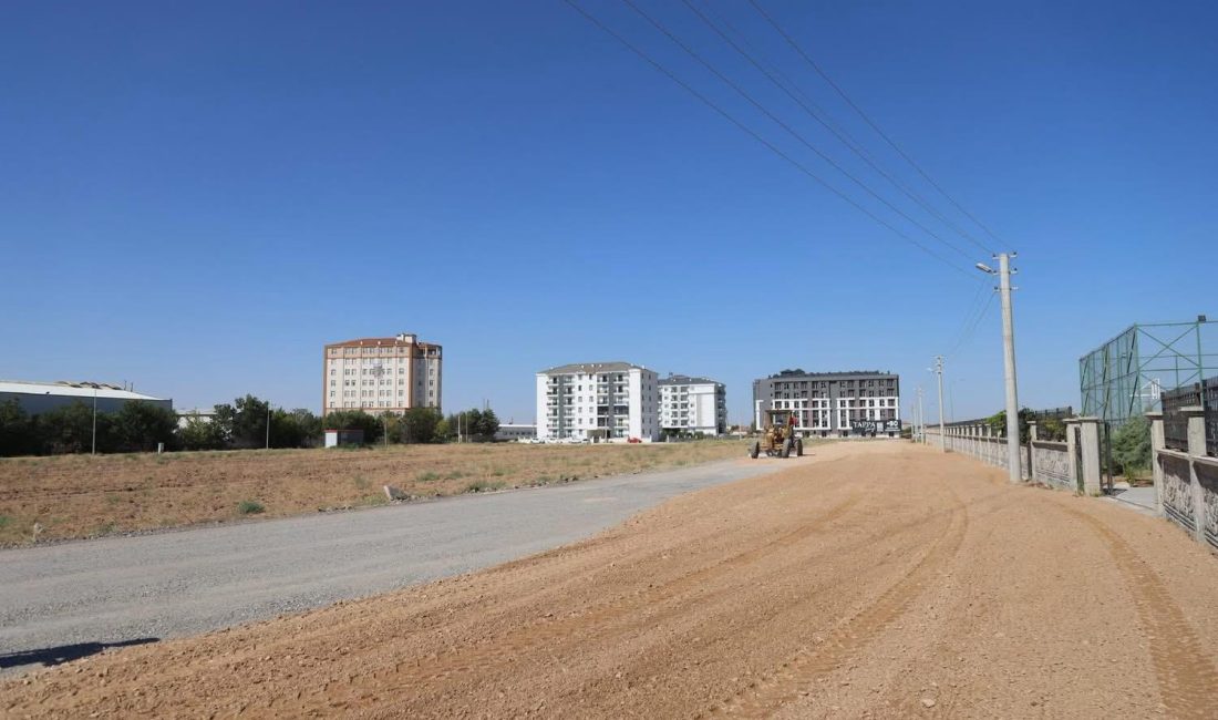 Belediye ekipleri Tacin Mahallesi’nde stabilize malzeme serimi çalışmasıyla yolları uzun