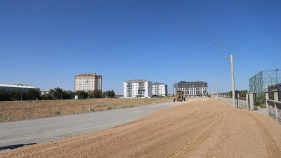 Belediye ekipleri Tacin Mahallesi’nde stabilize malzeme serimi çalışmasıyla yolları uzun