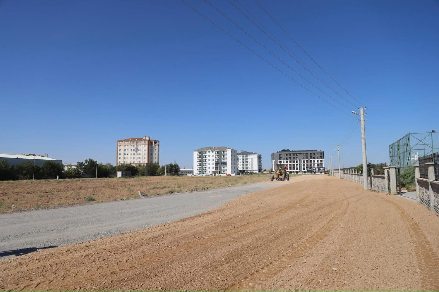 Belediye ekipleri Tacin Mahallesi’nde stabilize malzeme serimi çalışmasıyla yolları uzun