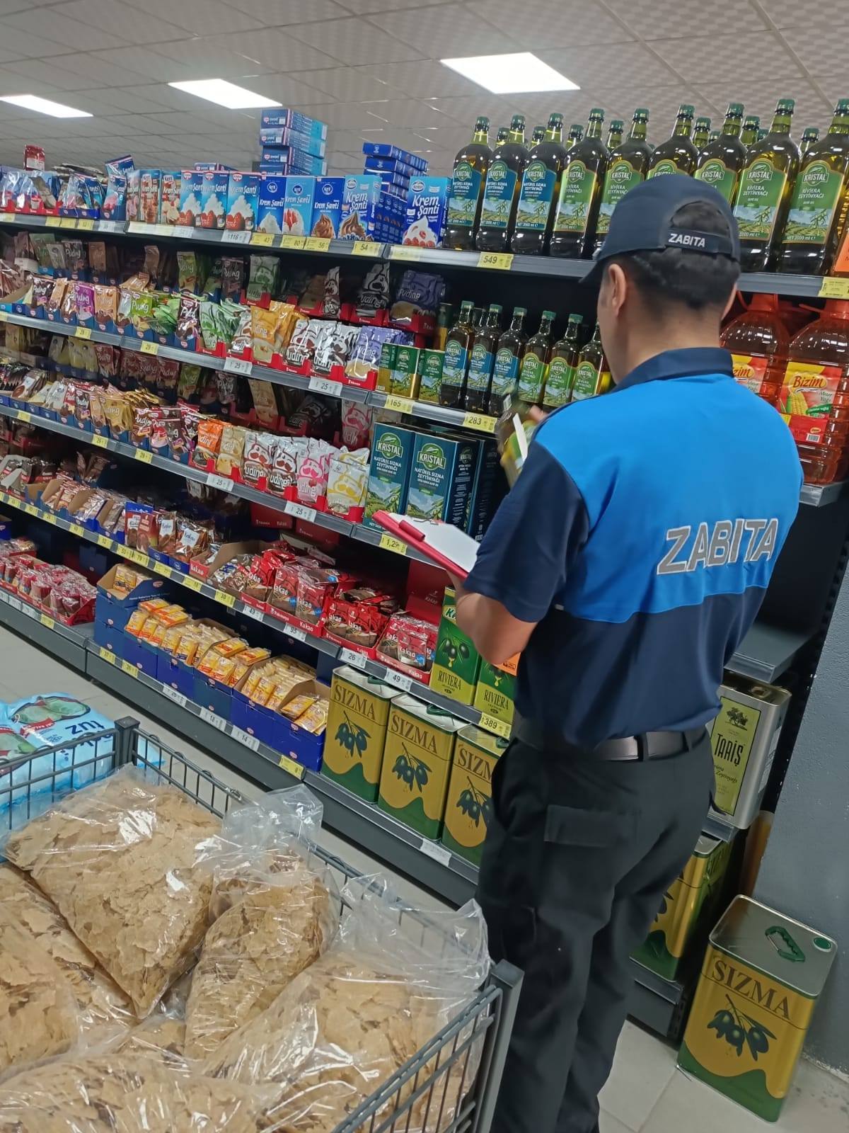Eskil Belediyesi zabıta ekipleri, ilçedeki marketlerde sağlık ve güvenlik standartlarının