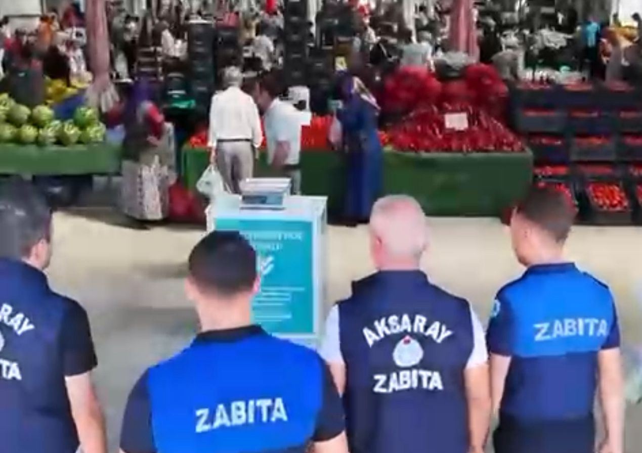 Aksaray Belediyesi zabıta ekipleri TOKİ Çarşamba pazarında esnafı uyardı. Etiket