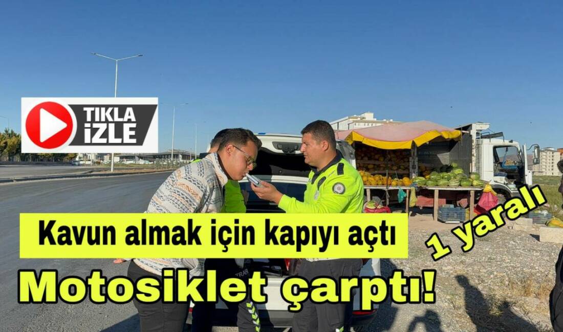 Aksarayda yol kavşağında duran otomobil sürücüsü kapıyı açınca motosiklet çarptı.