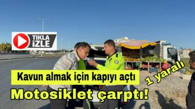 Aksarayda yol kavşağında duran otomobil sürücüsü kapıyı açınca motosiklet çarptı.