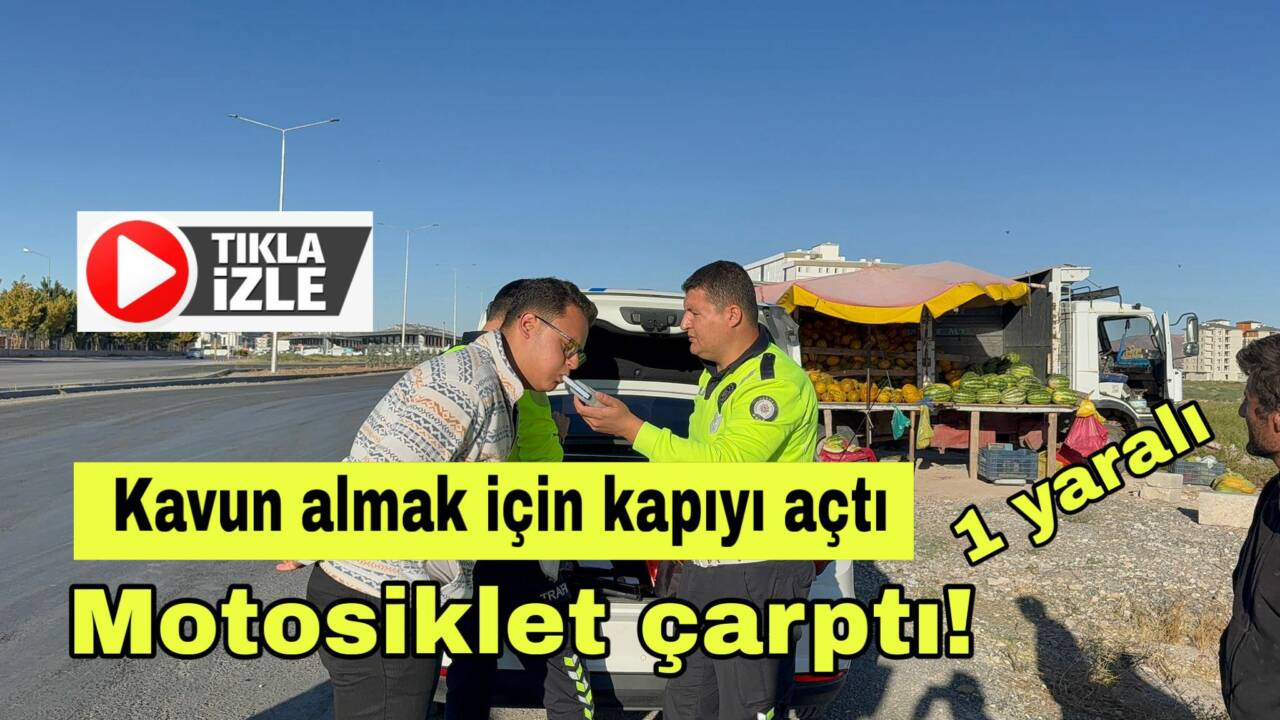 Aksarayda yol kavşağında duran otomobil sürücüsü kapıyı açınca motosiklet çarptı.