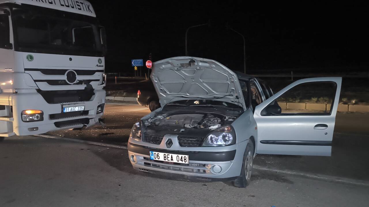 Kırıkkale'de meydana gelen kaza tır ile otomobil çarpıştı. Kazada 2’si