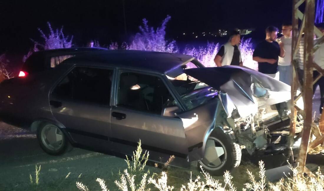 Konya'da yaşanan olayda otomobil elektrik direğine çarptı. Kazada 3 kişi