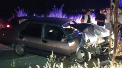 Konya'da yaşanan olayda otomobil elektrik direğine çarptı. Kazada 3 kişi