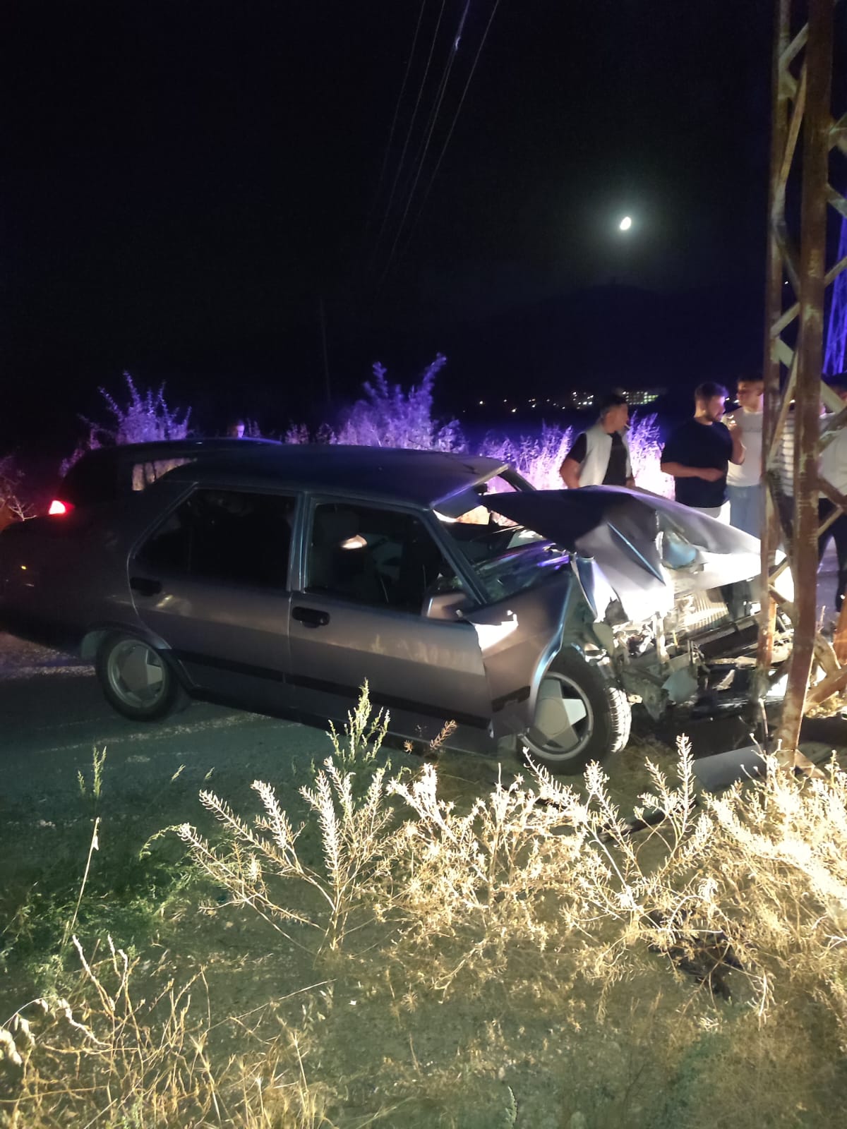 Konya'da yaşanan olayda otomobil elektrik direğine çarptı. Kazada 3 kişi