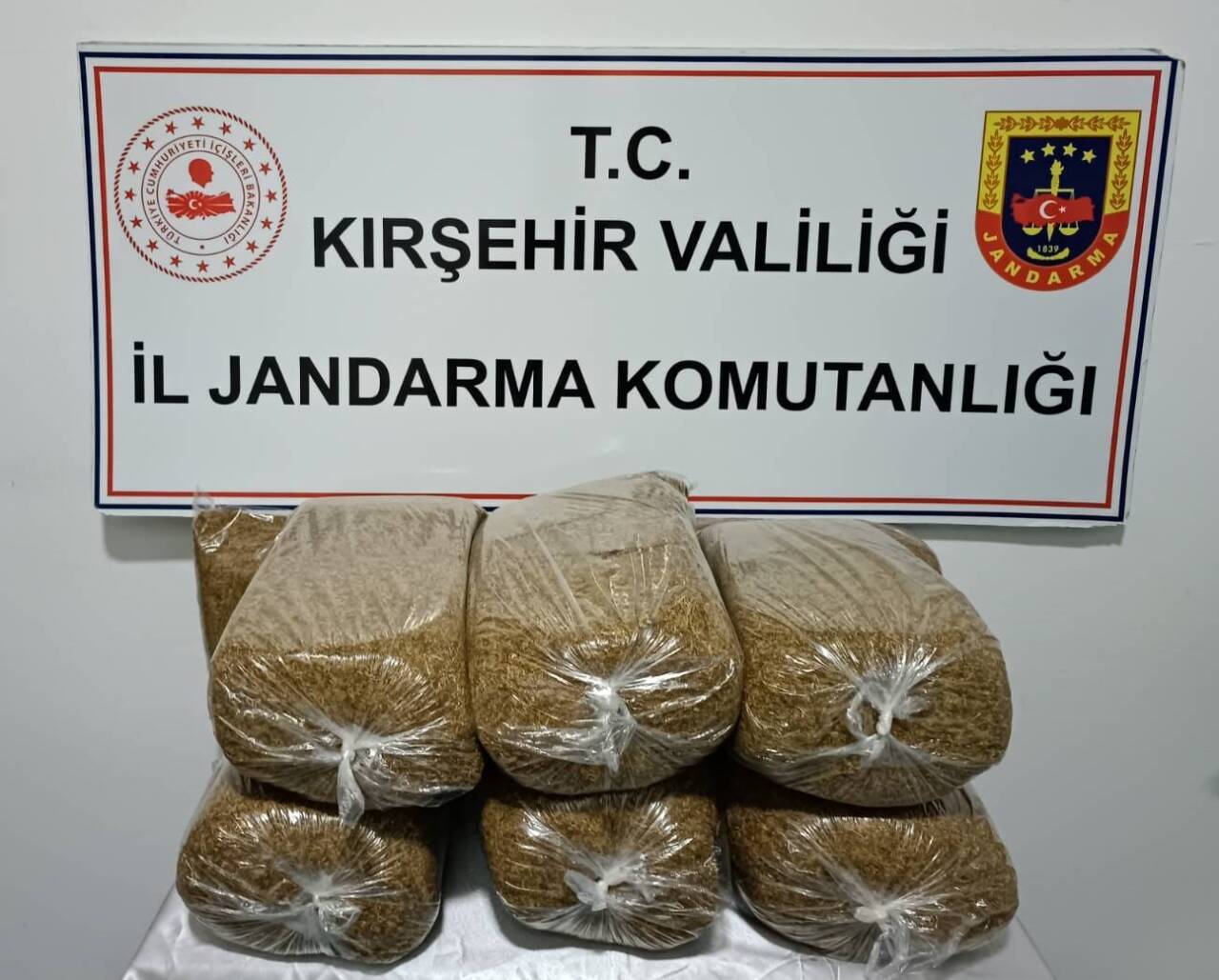Kırşehir'de İl Jandarma Komutanlığı ekipleri tarafından durdurulan yolcu otobüsünde 42