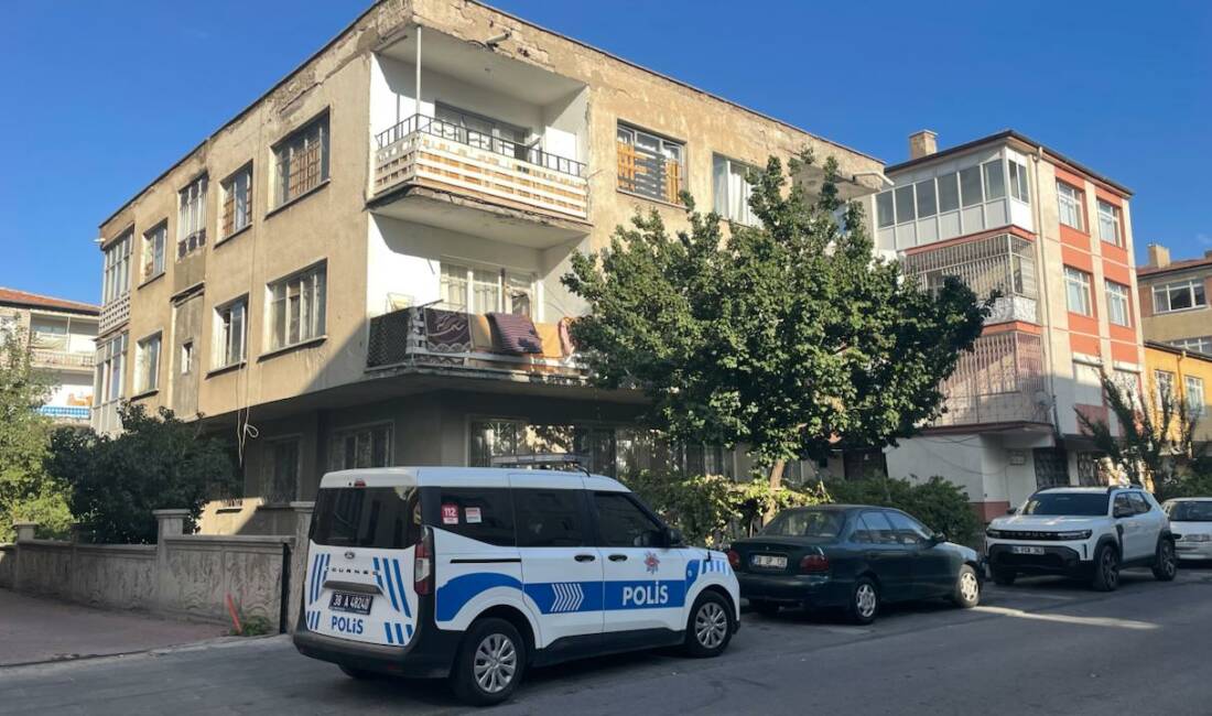 Kayseri'nin Kocasinan ilçesinde yaşanan olayda balkondan 2 yaşındaki çocuk düştü.