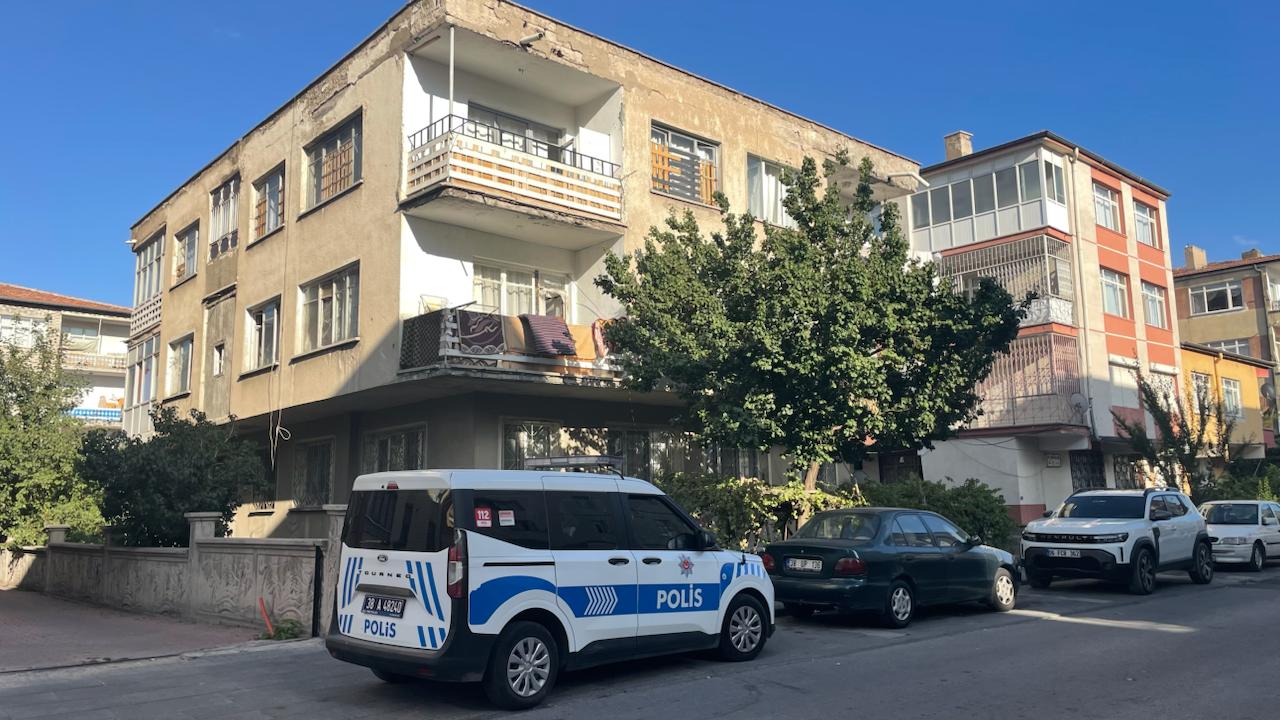 Kayseri'nin Kocasinan ilçesinde yaşanan olayda balkondan 2 yaşındaki çocuk düştü.