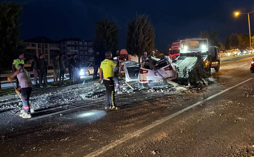Nevşehir'de bir otomobil refüjdeki aydınlatma direğine çarptı. Kazada sürücü yaralandı.