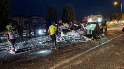 Nevşehir'de bir otomobil refüjdeki aydınlatma direğine çarptı. Kazada sürücü yaralandı.