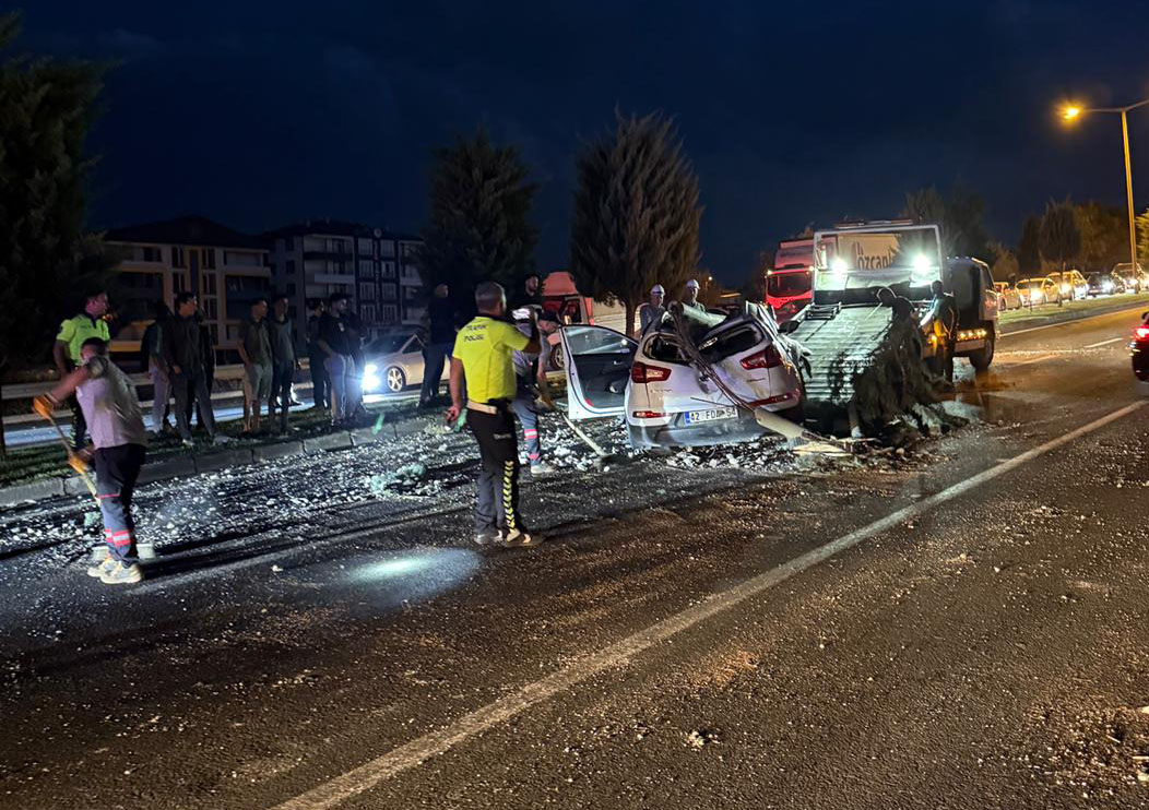 Nevşehir'de bir otomobil refüjdeki aydınlatma direğine çarptı. Kazada sürücü yaralandı.