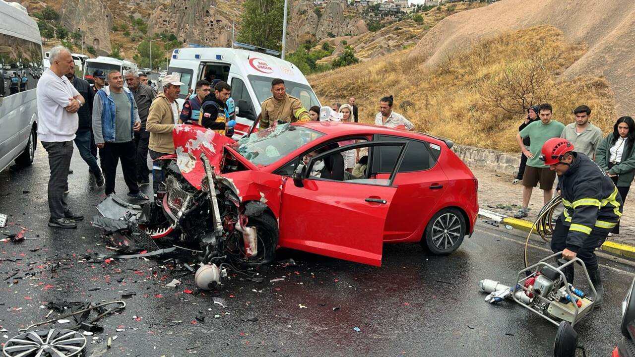 Nevşehir'de meydana gelen kazada turistleri taşıyan minibüs ile otomobil çarpıştı.