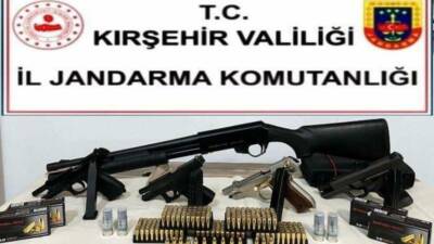 Kırşehir'de İl Jandarma Komutanlığı ekiplerinin yaptığı uygulamada, ruhsatsız silah taşıyan