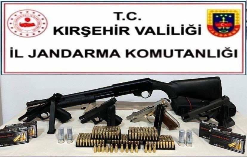 Kırşehir'de İl Jandarma Komutanlığı ekiplerinin yaptığı uygulamada, ruhsatsız silah taşıyan