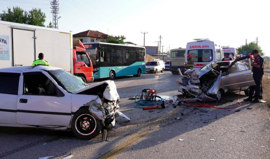 Kırıkkale'de meydana gelen kazada iki otomobil çarpıştı. Kazada 2 kişi