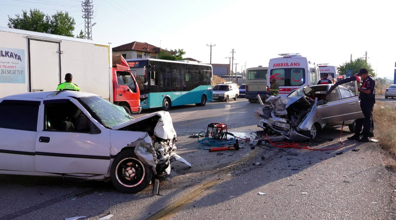 Kırıkkale'de meydana gelen kazada iki otomobil çarpıştı. Kazada 2 kişi