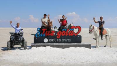Aksaray'ın Eskil ilçesinde yer alan kıl çadırlarla kurulu Tuz Gölü