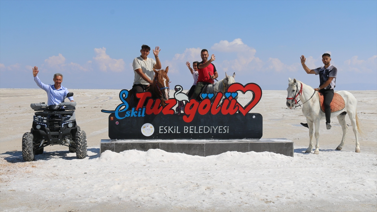 Aksaray'ın Eskil ilçesinde yer alan kıl çadırlarla kurulu Tuz Gölü