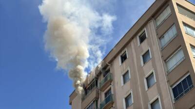Kayseri'nin Talas ilçesinde yaşanan olayda apartmanın çatısında yangın çıktı.  Çıkan