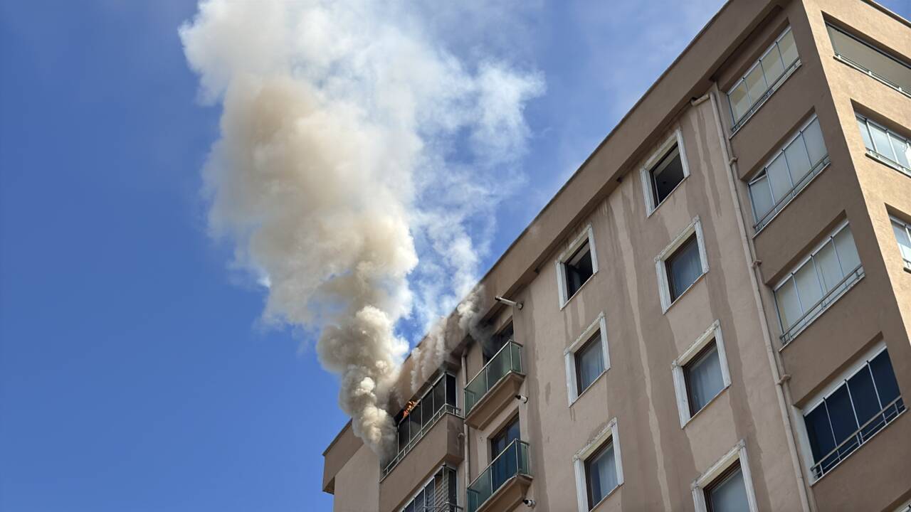 Kayseri'nin Talas ilçesinde yaşanan olayda apartmanın çatısında yangın çıktı.  Çıkan