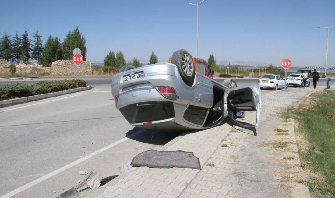 Konya'nın Beyşehir ilçesinde yaşanan olayda otomobil devrildi. Kazada sürücü yaralandı.