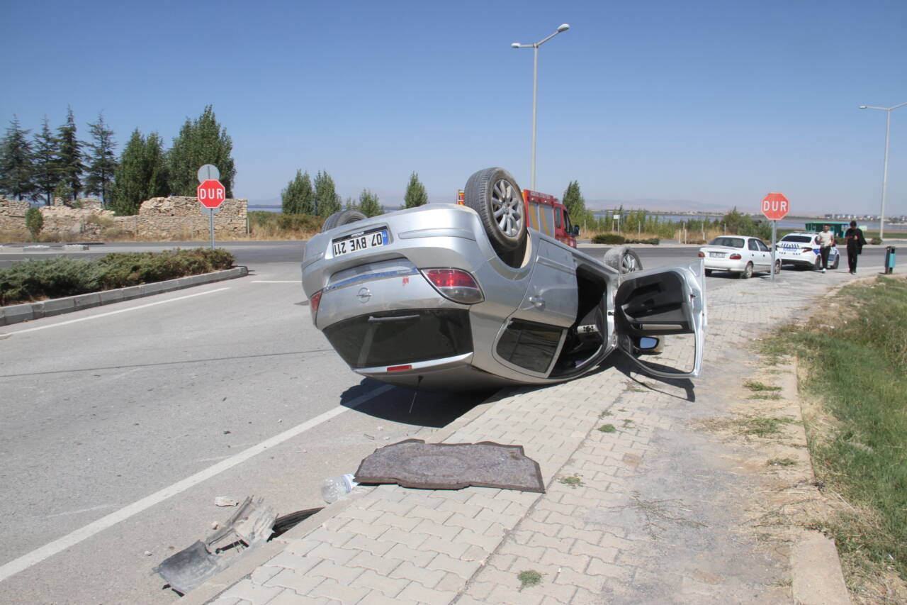 Konya'nın Beyşehir ilçesinde yaşanan olayda otomobil devrildi. Kazada sürücü yaralandı.