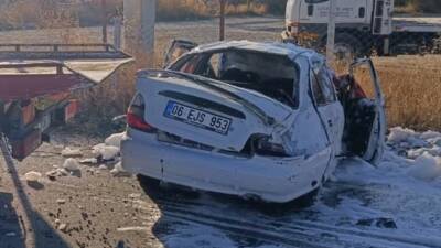 Konya'da yaşanan olayda otomobil devrildi. Otomobilin devrilmesi sonucu 5 kişi