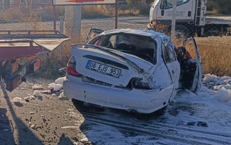 Konya'da yaşanan olayda otomobil devrildi. Otomobilin devrilmesi sonucu 5 kişi