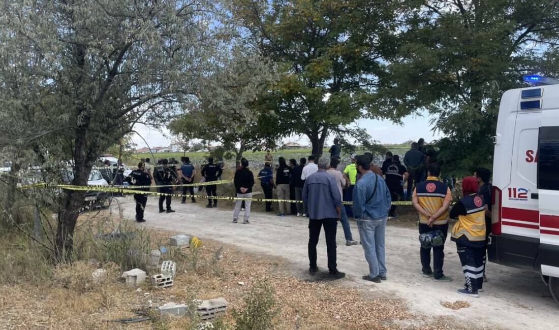Konya'da yaşanan olayda yol kenarında erkek cesedi bulundu.
