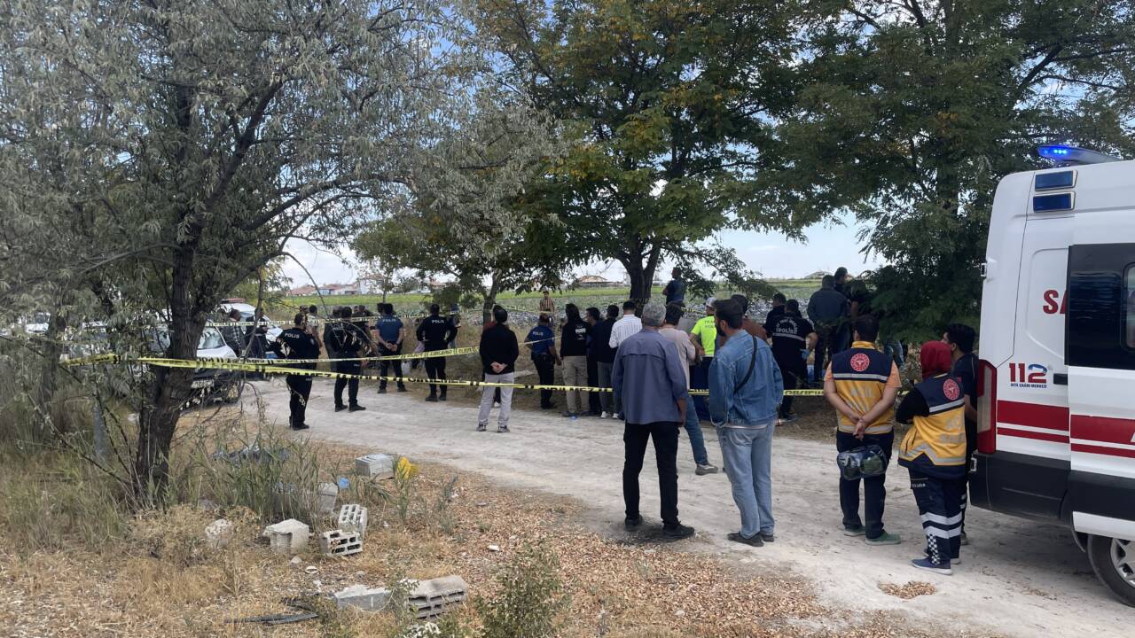 Konya'da yaşanan olayda yol kenarında erkek cesedi bulundu.