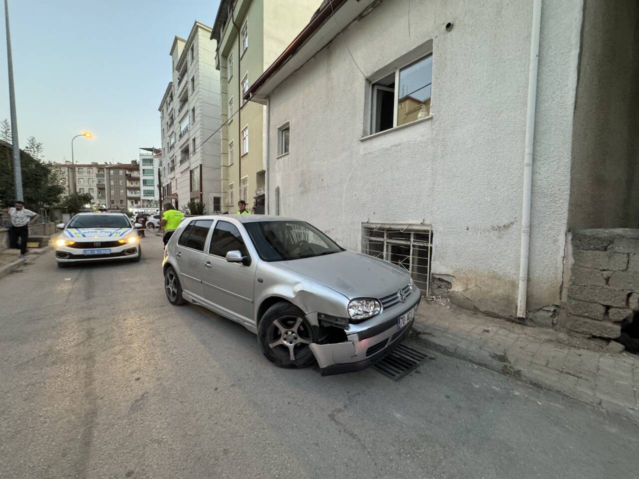 Karaman'da yaşanan olayda otomobilinde bıçaklanmış halde bir kişi bulundu.  Bıçaklanan